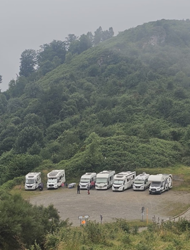 encuentro de viajeros en autocaravana compartiendo experiencias