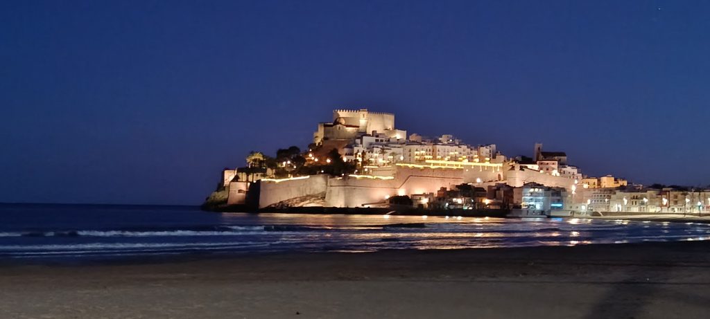 Castillo de Peñíscola iluminado por la noche