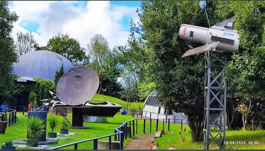 Parque de la Vida en Luarca con exposición aeroespacial y antenas científicas en los jardines